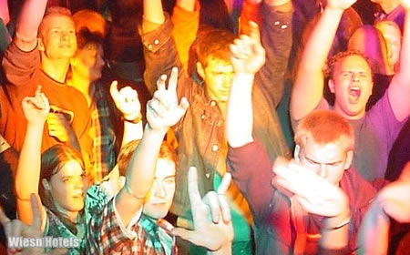 Afterwiesn München - Wiesn Partys in Clubs, Discos und Bars - Munich Oktoberfest Nightlife (Bild Edition Sportiva)
